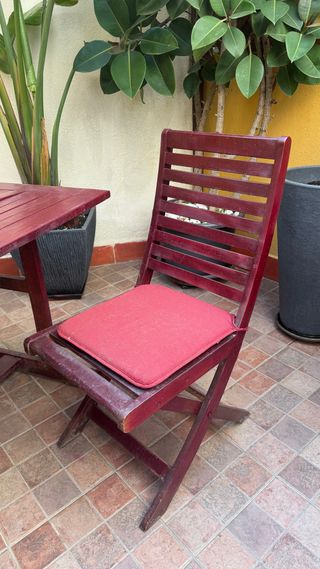 Mesa y 4 Sillas de Madera Rojas