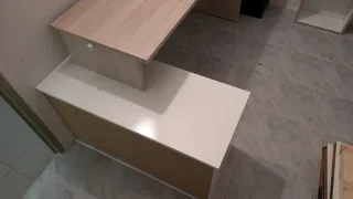 Escritorio en L blanco y madera