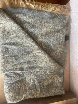 Fular estampado beige y gris