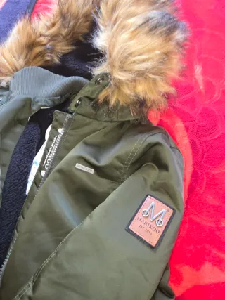 Abrigo verde con capucha y pelo