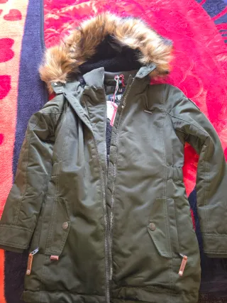 Abrigo verde con capucha y pelo