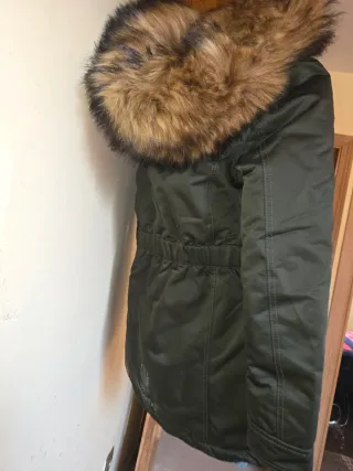 Abrigo verde con capucha y pelo