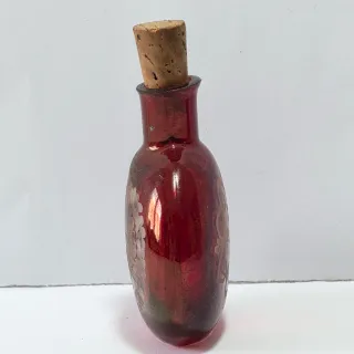 Piccola bottiglia fiaschetta in vetro rosso decori