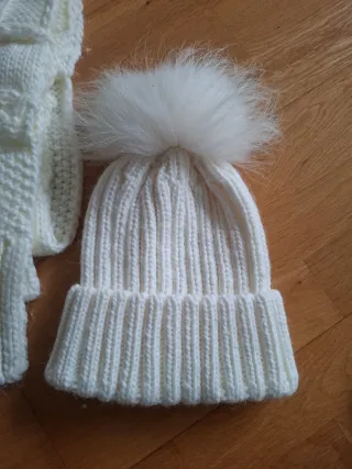 Set di cappelli e sciarpe in lana