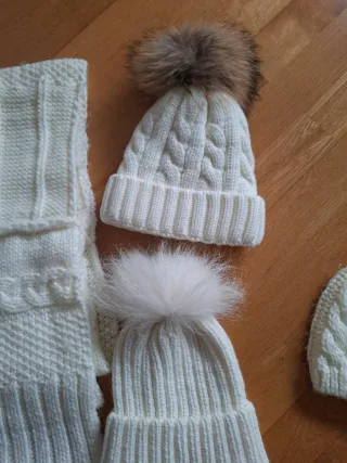Set di cappelli e sciarpe in lana
