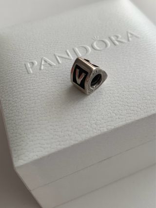 Charm Pandora Letra V Plata