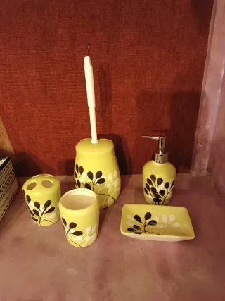 Juego baño cerámica: jabonera, escobilla, vasos