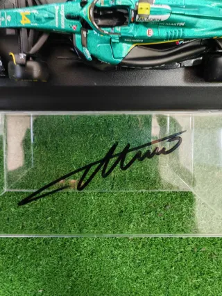 Coche F1 Aston Martin AMR23 firmado por Alonso