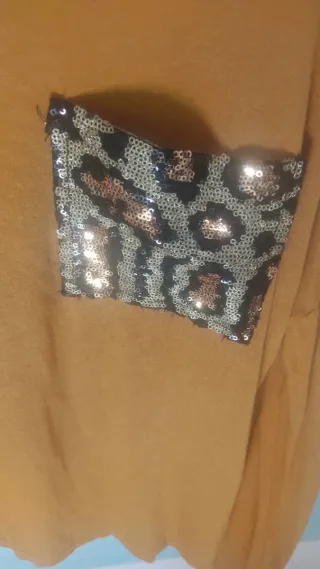 Camiseta mostaza con bolsillo lentejuelas