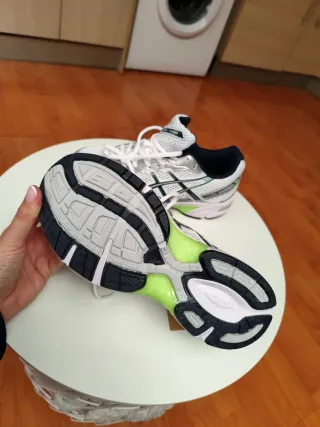 Zapatillas Asics Blancas y Verdes