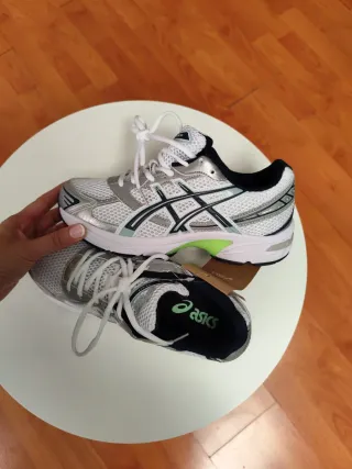 Zapatillas Asics Blancas y Verdes