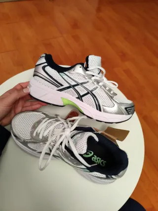 Zapatillas Asics Blancas y Verdes