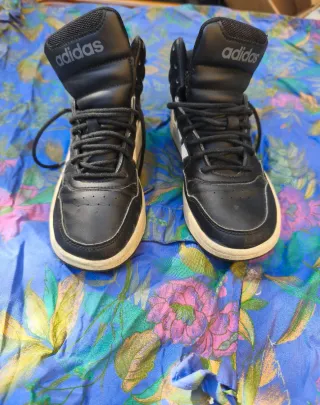 Scarpe Adidas alte N. 33