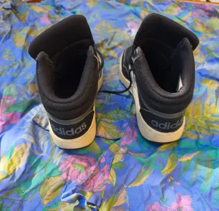 Scarpe Adidas alte N. 33