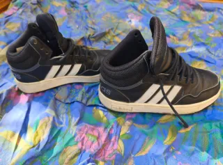 Scarpe Adidas alte N. 33