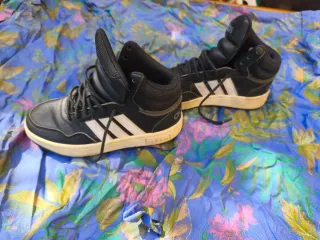 Scarpe Adidas alte N. 33