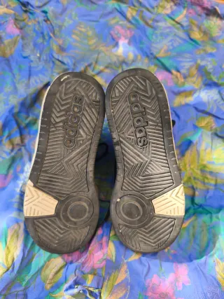 Scarpe Adidas alte N. 33