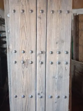 Puerta antigua madera maciza con clavos