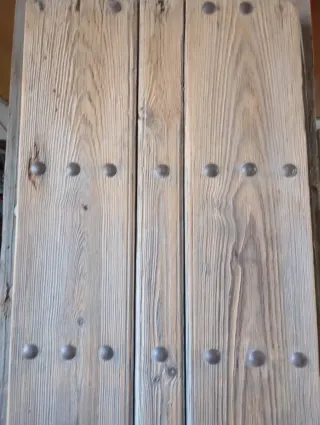 Puerta antigua madera maciza con clavos