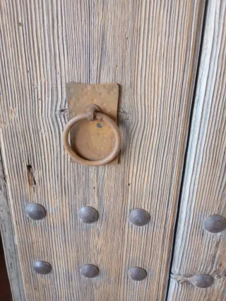 Puerta antigua madera maciza con clavos