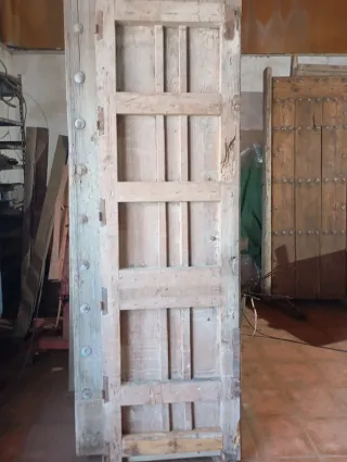 Puerta antigua madera maciza con clavos