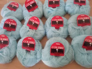 12 Ovillos Colibrí azul claro