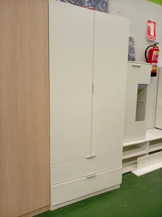 Armario blanco con cajones