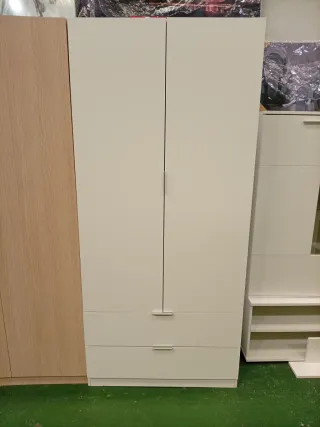 Armario blanco con cajones