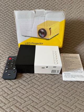Mini proyector LED con mando