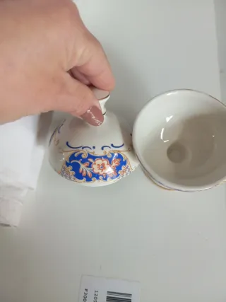 Vaso decorato con coperchio in ceramica