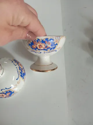 Vaso decorato con coperchio in ceramica