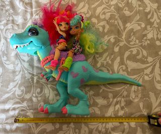 Muñecas Cave Club con Dinosaurio