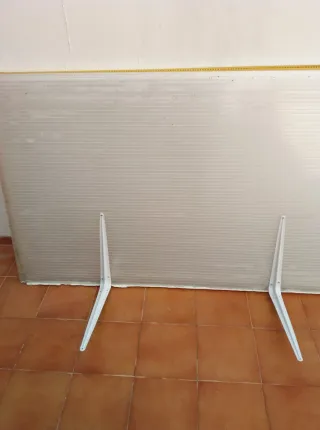 Placa de polietileno con dos escuadras  Es gruesa