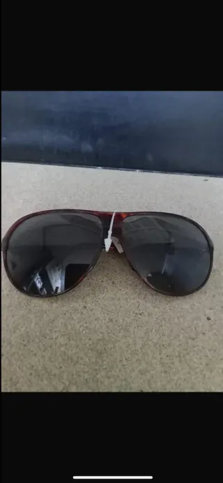 Occhiali da sole marroni e neri