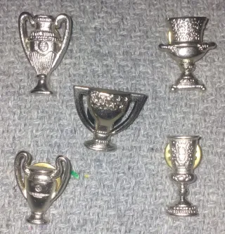 Pins de copas de fútbol