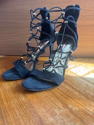 Zapatos de tacón negros con cordones