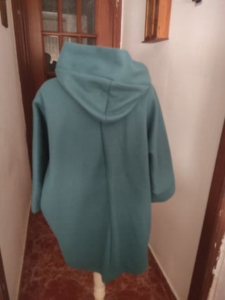 Abrigo verde con capucha Italiana de Diseño