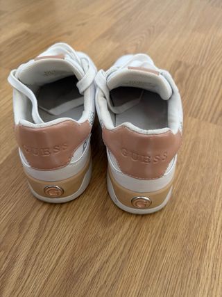 Zapatillas Guess Blancas y Doradas
