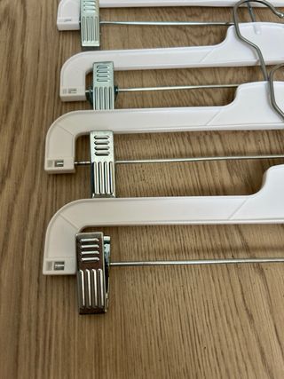 Perchas blancas con pinzas (pack 6)