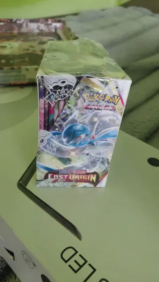 Caja Pokémon Lost Origin (Inglés)
