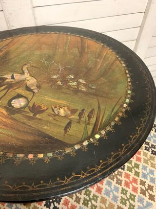 Mesa auxiliar antigua con incustraciones