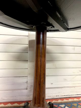 Mesa auxiliar antigua con incustraciones