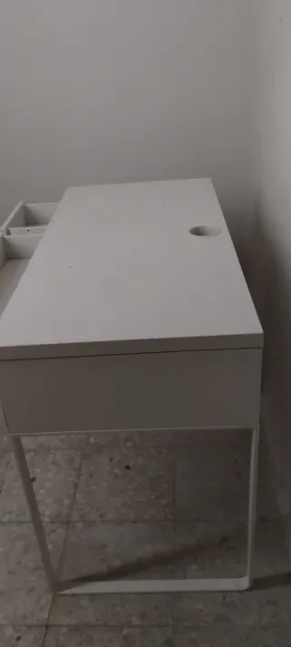 Mesa de estudio blanca con cajón y armario