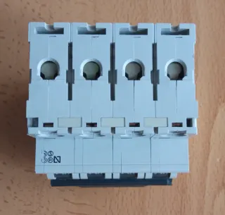 Interruptor magnetotérmico tetrapolar D20