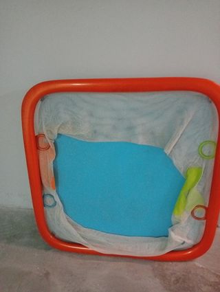 Parque infantil con malla y flores