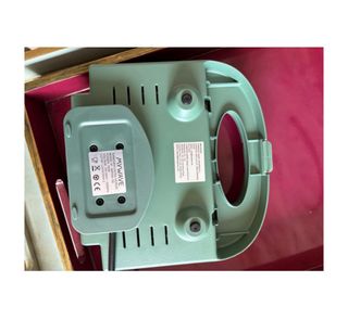 Sandwichera verde con sándwich