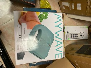 Sandwichera verde con sándwich