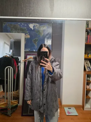 Abrigo gris con capucha