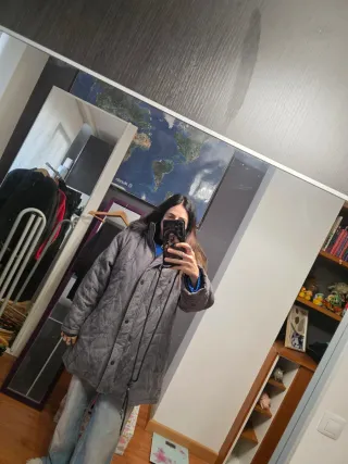 Abrigo gris con capucha