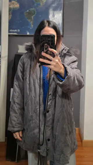 Abrigo gris con capucha